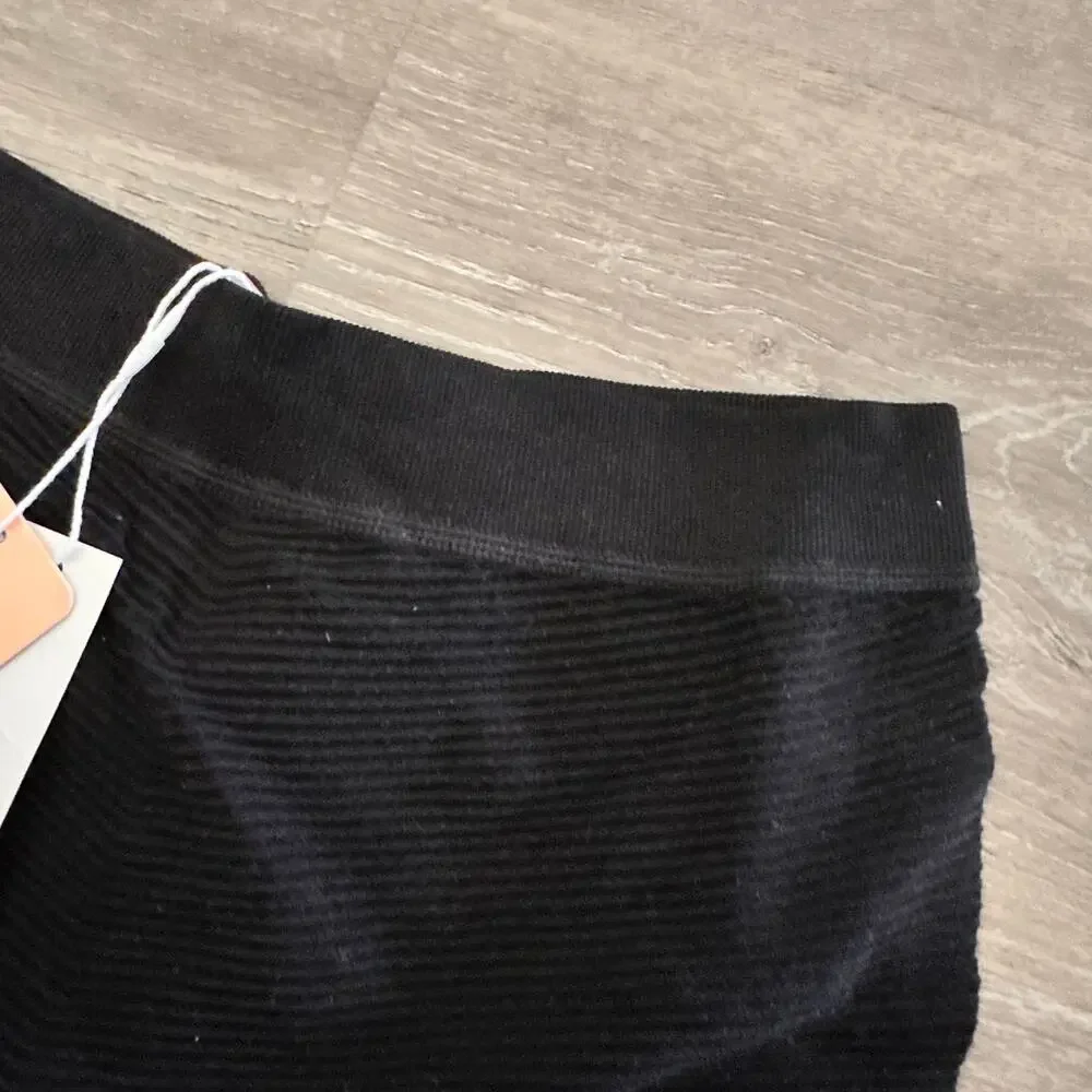 ANWND Shorts Black Textured Compression Medium/Large NEW WITH TAGS